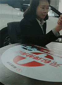 |搞笑GIF:坐地铁时对面坐着一位漂亮的外国妹子,我要搭讪吗