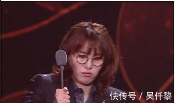 使命必达|傅园慧登台颁奖!全场冷漠脸,她一人拍手狂喜,“追星”大仙成功