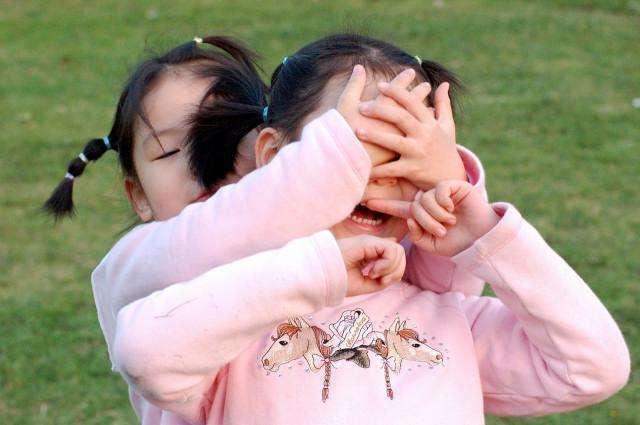 双胞胎女儿|双胞胎女儿,一个奶奶带一个妈妈带,3年后的差距明眼人一看便知