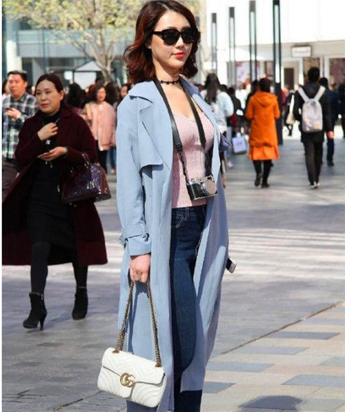 街拍:小仙女经典的黑白配,时尚大方,尽显低调冷艳的美