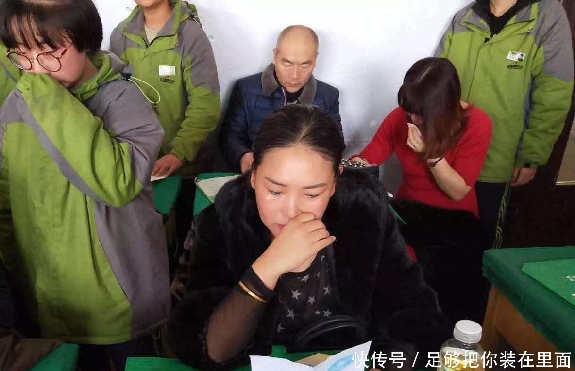 时父母|家长会留给妈妈的“小纸条”走红,妈妈感动落泪:孩子长大了
