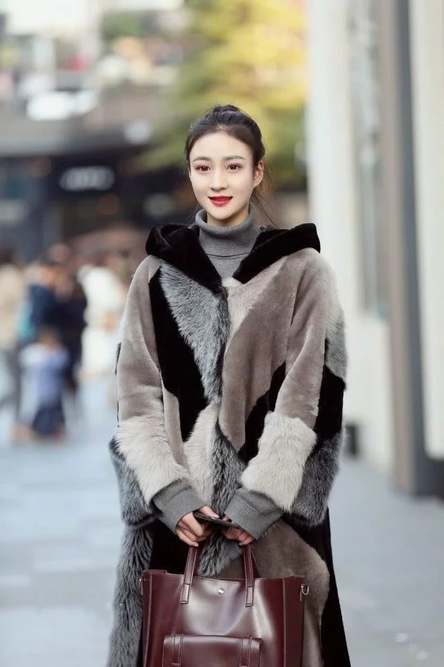 街拍:清新温婉的时尚小姐姐,牛仔裤搭配过膝靴,青春活力感十足