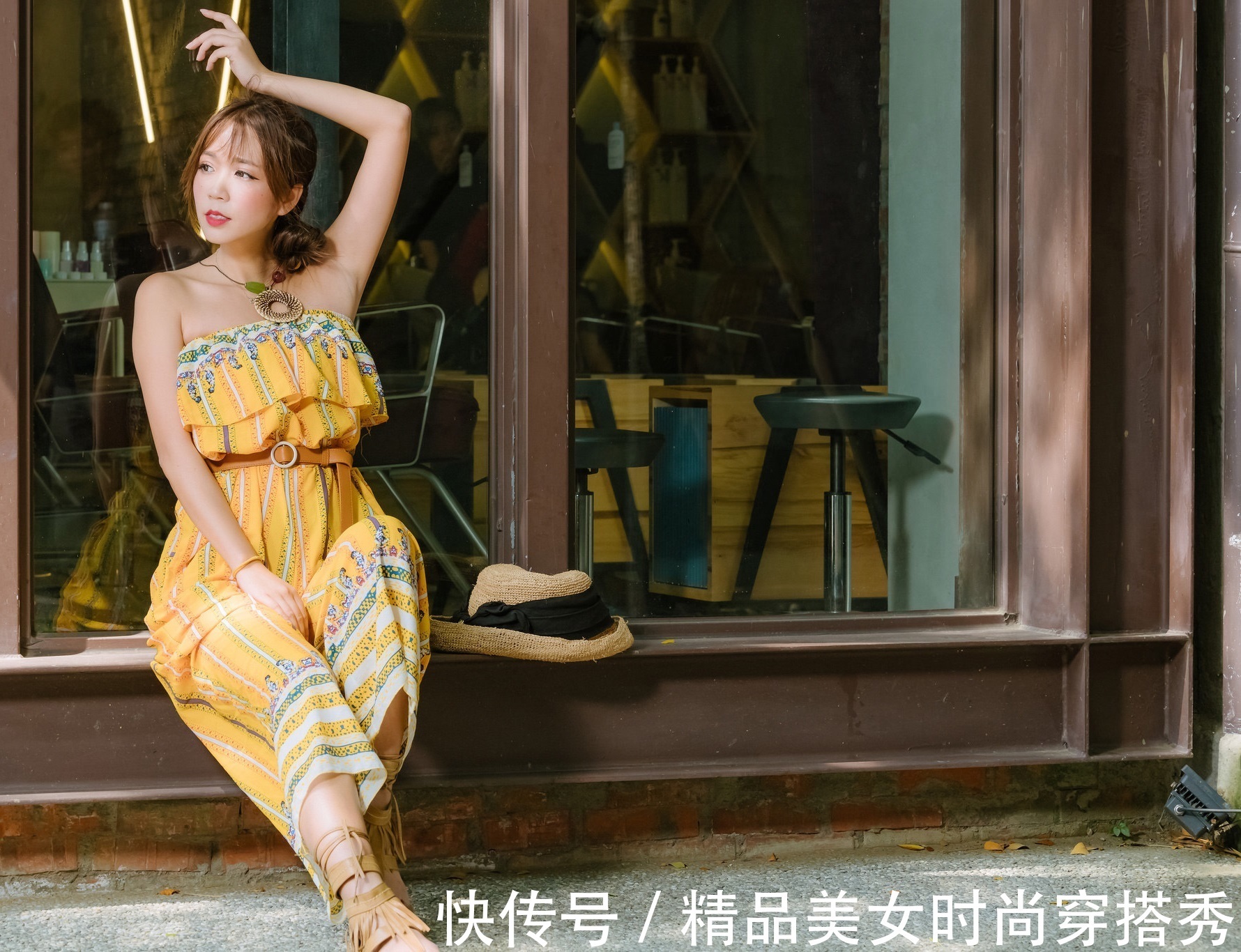 民族风|一字肩连体裤,搭配一双民族风十足的凉鞋,优雅浪漫