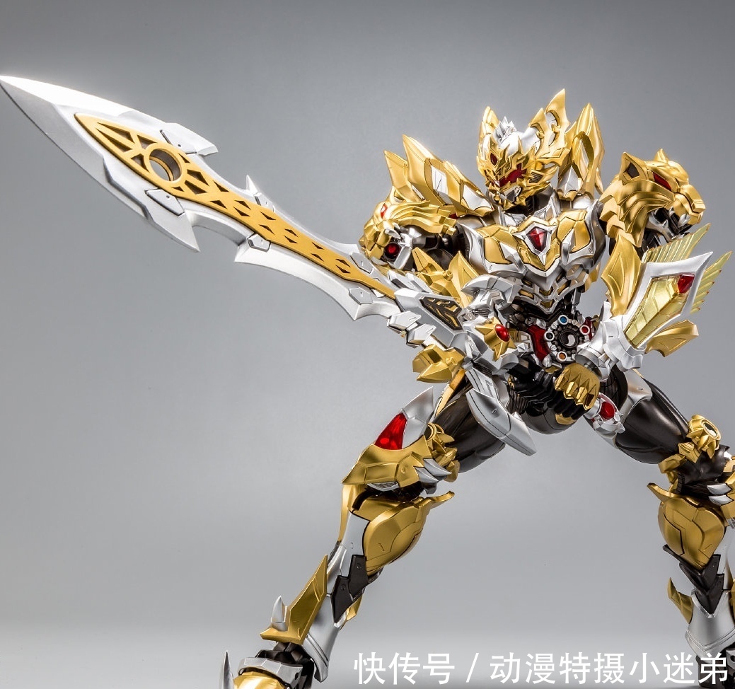 帝皇侠的究极形态,自带六翼翅膀和黑色披风,铠甲勇士的巅峰造型!