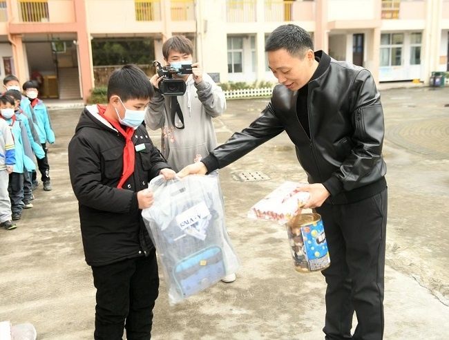 圆梦|暖在寒冬，新年圆梦——县融媒体中心、县人民医院志愿者走进南湖小学