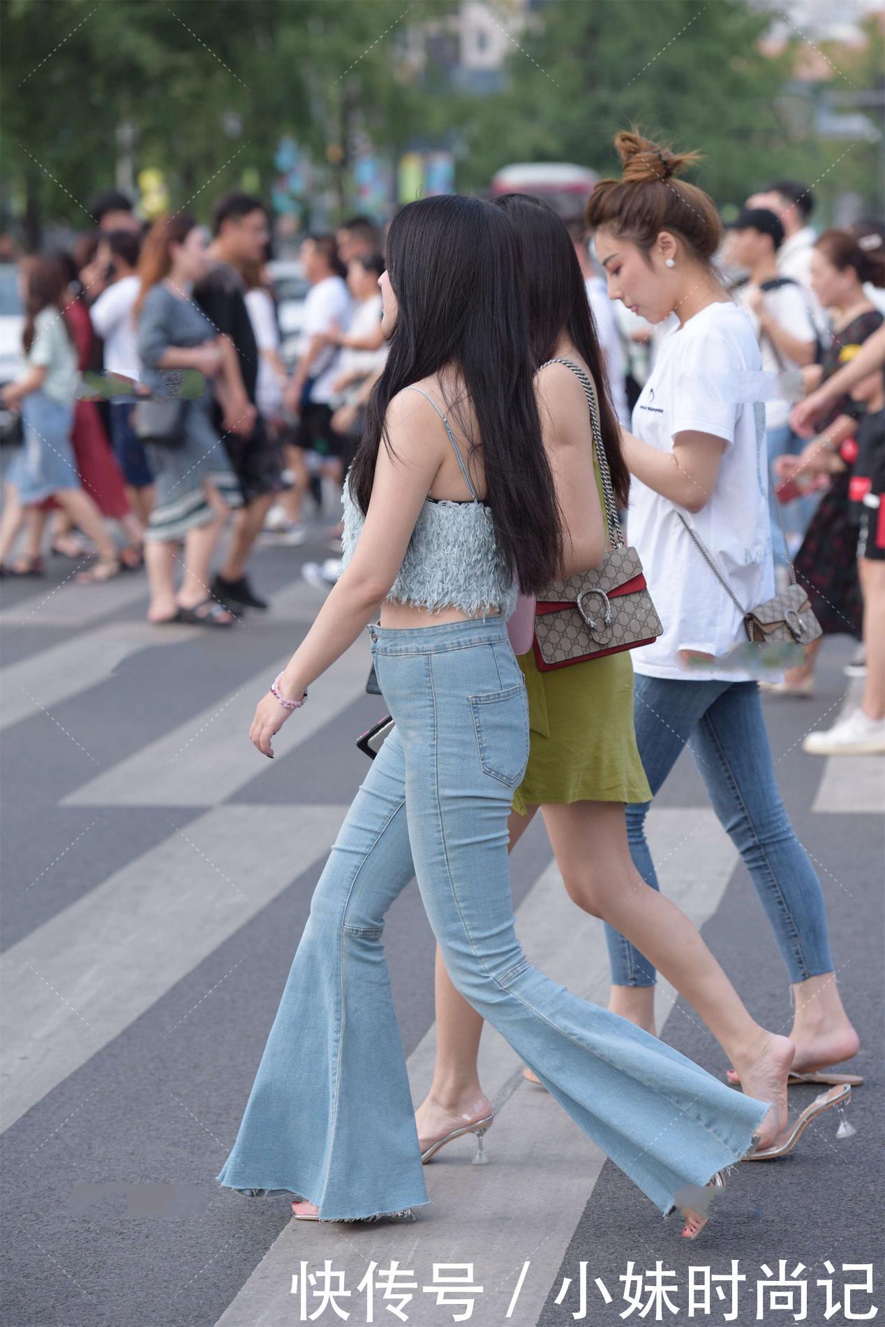 绒毛|街拍:蓝色短款绒毛小背心, 即可当打底, 又可外穿, 时尚感爆棚