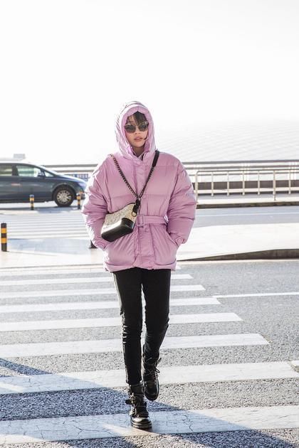 最近火了一种穿法叫“羽绒服+裸靴”，时髦又好看，小个子也合适