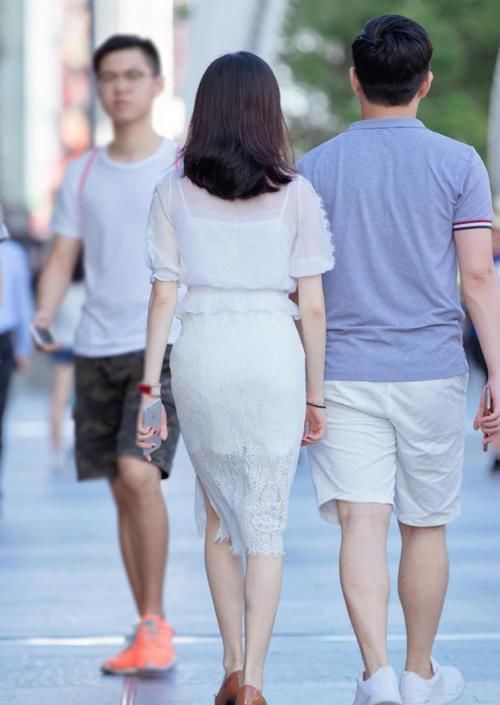 小姐姐|别被时尚左右，穿过膝蕾丝裙来打造优雅造型，美出自信感