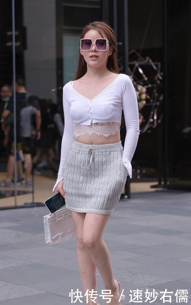 搭配|谁说微胖不好看,露脐上衣搭配针织裙,这身材让人羡慕