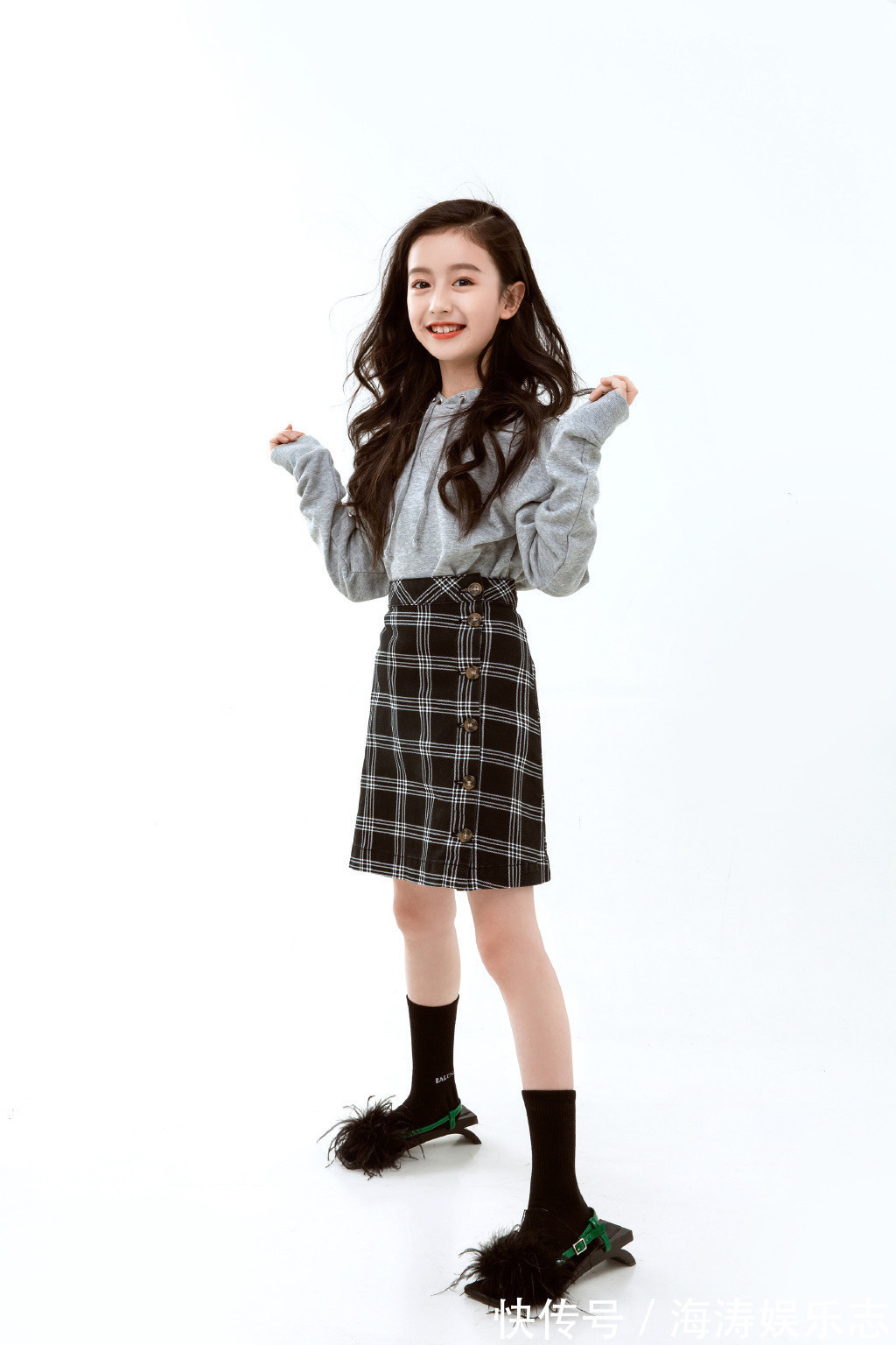 套装|因为“逆天颜值”被禁止整容的童模裴佳欣,穿学院风套装美成公主