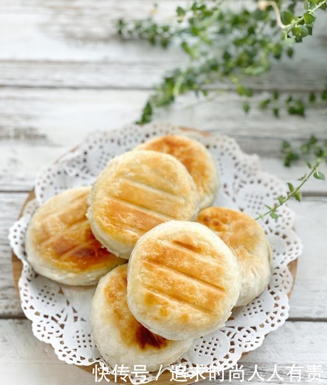 美味|想吃红豆饼别再买了,在家用面粉就能做,咬一口层次分明香酥美味
