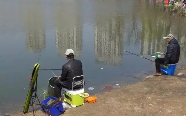 冬天|冬季钓鱼讲究人找鱼,学会这样选点打窝,让你狂钓大板鲫