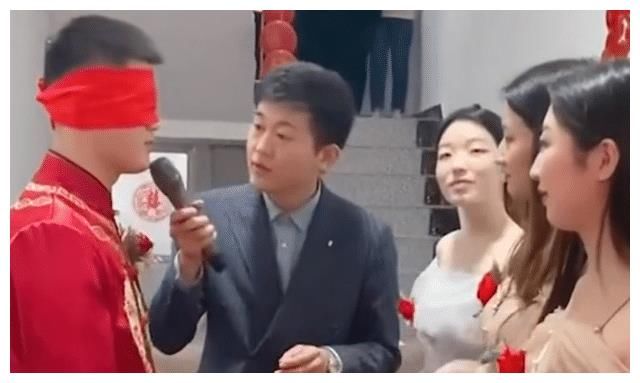 河南|河南:新郎蒙着眼睛通过摸手找新娘,随后他的反应让大家都乐了!