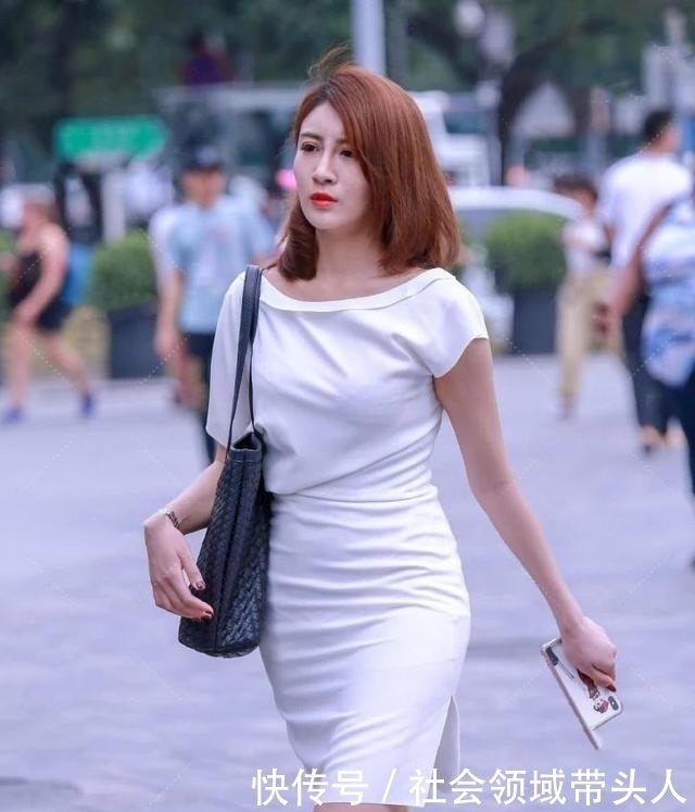 细腰宽臀型美女,穿白色包臀裙,尽显迷人的背影