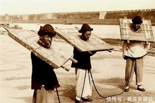 犯人|镜头记录下的清朝刑场：浸猪笼的女子一脸绝望，笼子里的犯人供人参观