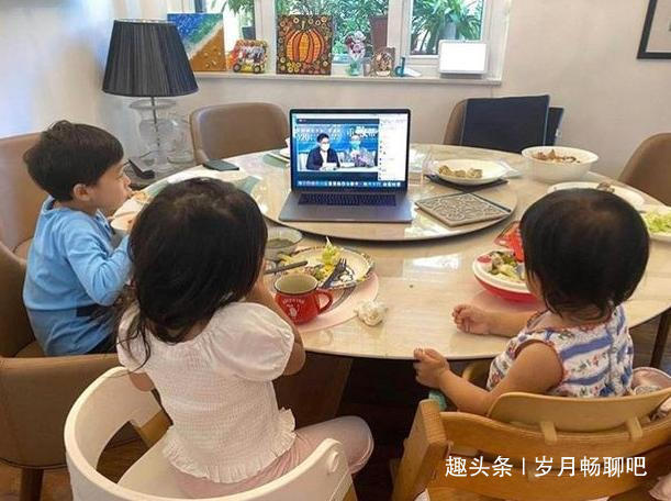 豪門|霍啟剛真“自戀”,讓三娃在飯桌上看自己上電視,豪門飯桌真簡(jiǎn)單