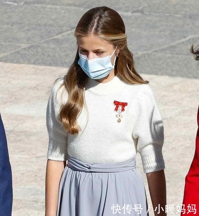 姐妹花|这朵西班牙姐妹花很少见,劳拉的蓝色连衣裙和她姐姐一样高