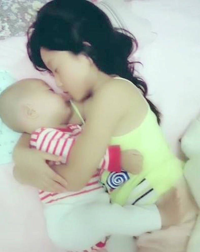 宝妈|以为姐姐和弟弟睡着了,妈妈掀开被子看到这画面,瞬间心都暖化了