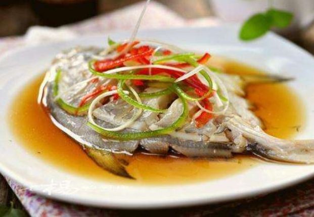 做清蒸鱼，有人加生抽，有人用蒸鱼豉油，大厨都加它，肉鲜嫩不腥