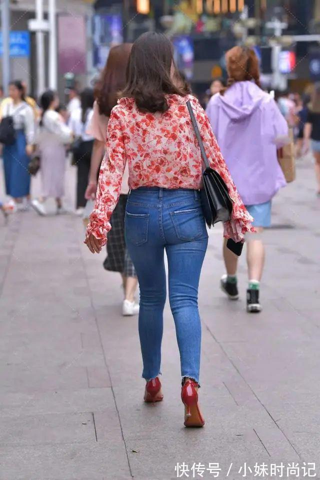 年代感|街拍:牛仔裤、花衬衣,浓厚的复古韵味儿,却显得十分出众