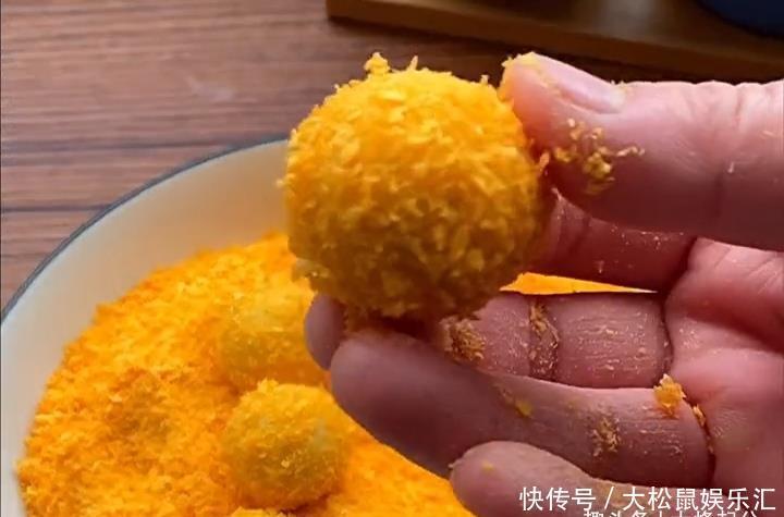 天气寒冷,孩子们爱上的零食,咬一口,外酥里嫩,流心喷香,好吃