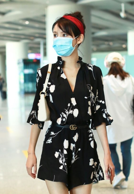 减龄|张予曦身材好又会穿，印花连体裤减龄时髦，秀“漫画腿”真惹眼