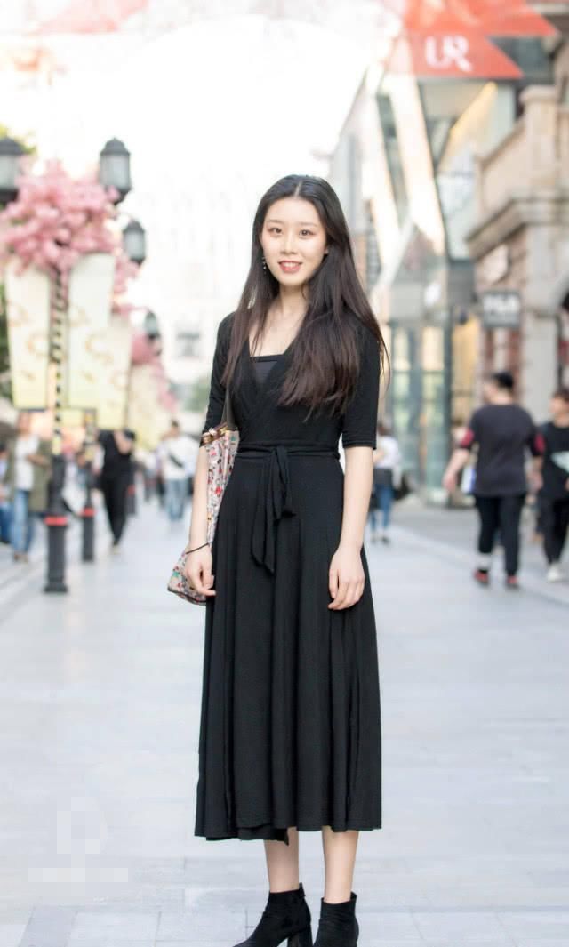 街拍|街拍30多岁的女人偏爱长裙,图3小姐姐会不会太凉