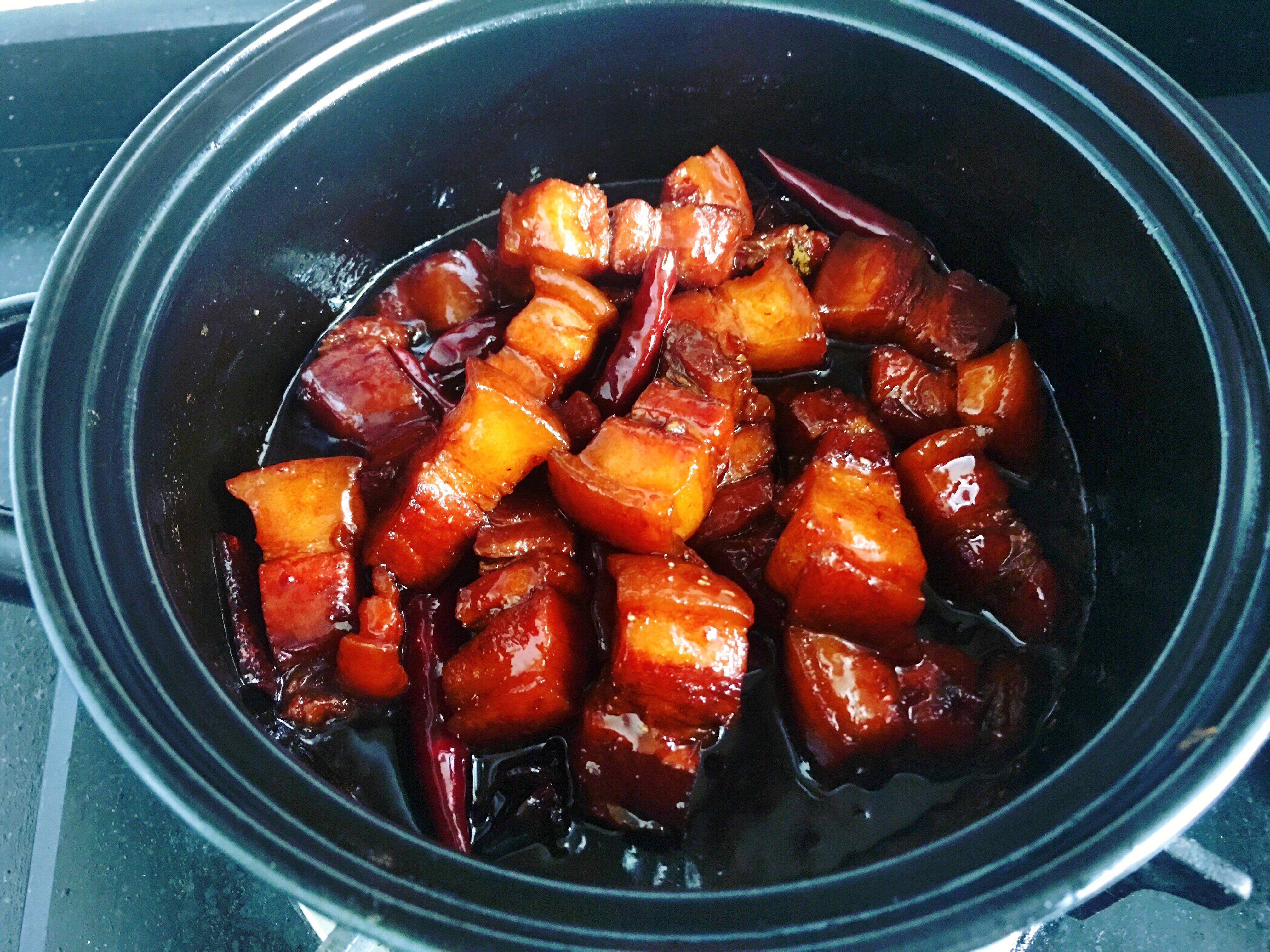 五花肉往锅里面一扔，色泽红润肥而不腻，吃起来真过瘾