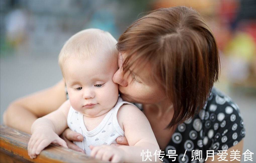 宝宝|保姆趁宝宝睡着时摆弄东西,宝妈看明白后泪目,选保姆重点看品行