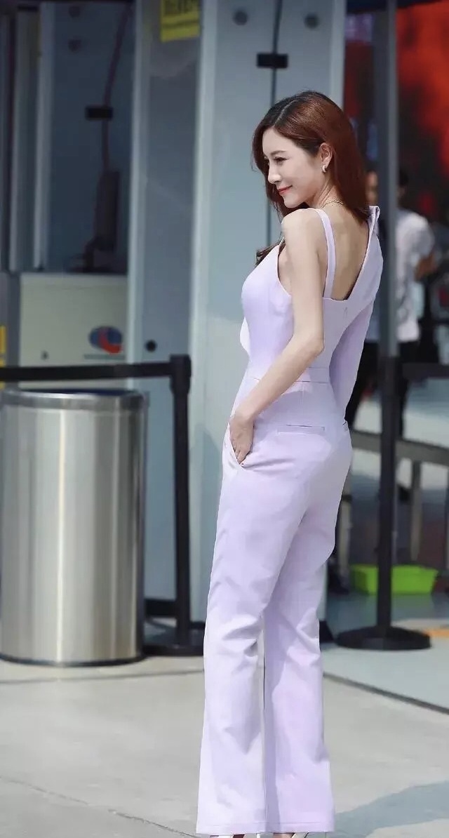 荷叶罗裙一色裁,芙蓉向脸两边开,双拼款吊带连体裤的时髦穿搭