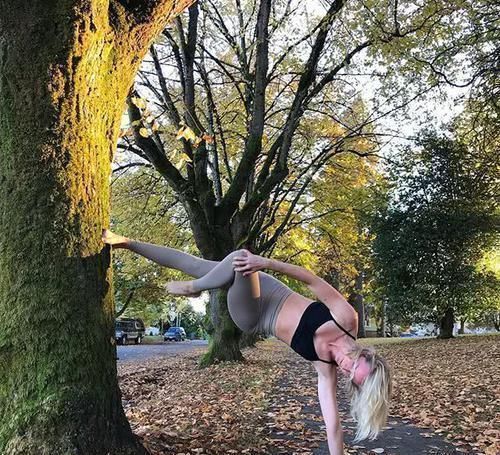 右腿|不做纸片人,能瘦腹翘臀的体式,这几招够你用了