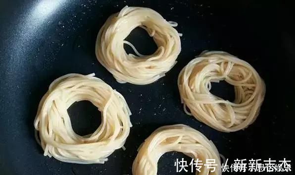 挂面|挂面别再煮着吃了，一点味道都没有！打个鸡蛋做成饼，味道好极了