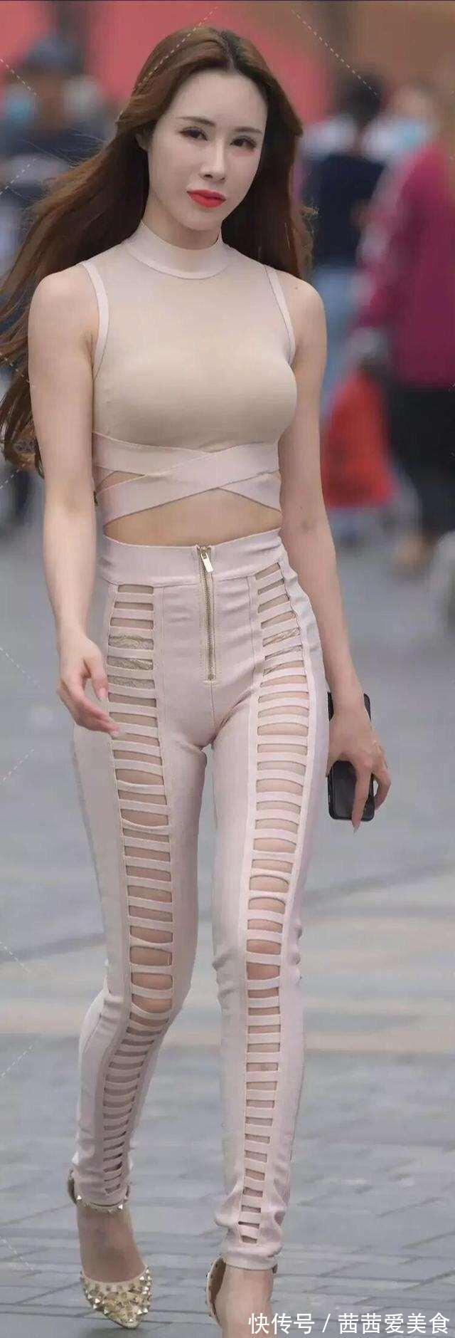 时髦 垂感很好的喇叭裤搭配白色上衣,特别显气质,走路就像带风一样