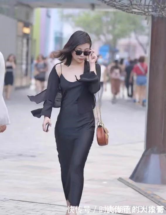 美女 美女在大街上走，完全不认识，这件衣服真漂亮！