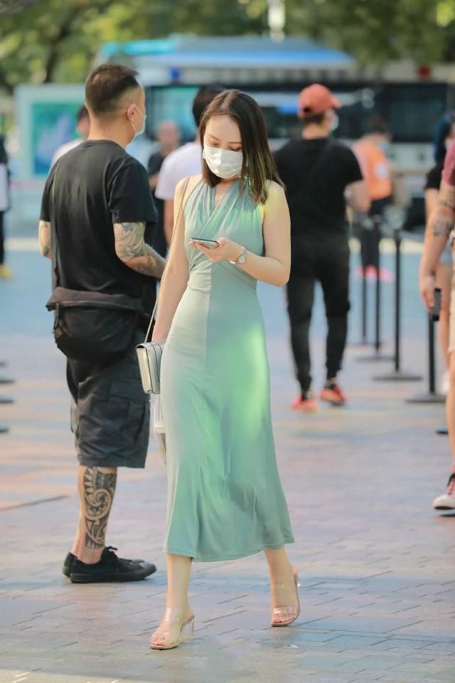 高跟鞋 青色挂脖长裙搭配高跟鞋气质迷人显身材