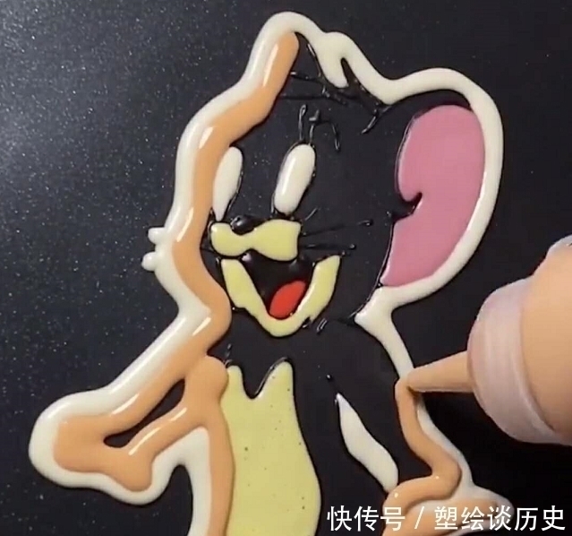 美术生|美术生摊煎饼作画，开始轮廓已经很惊艳了，结果还舍得吃吗