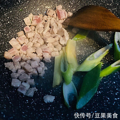 肉丁|想要滋阴补血吗？这道肉丁豆芽少不了