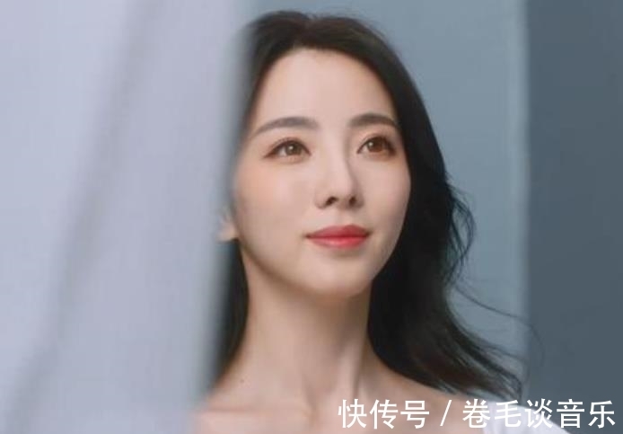 央视女主持李思思晒工作晚餐!仅一小袋胡萝卜,大口生嚼一脸享受