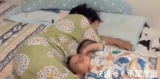 画面|妈妈太累睡着了,双胞胎爬到妈妈怀里,玩一会也睡了,画面太暖心