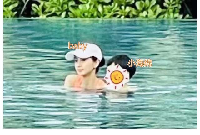 婚纱照|黄晓明晒与家人合照，现场未见baby和小海绵，身后婚纱照成功抢镜