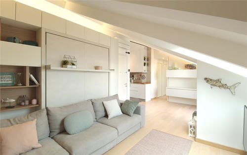 毛巾架|一家四口挤在49㎡小房子里，半平米不敢浪费，电视挂得比沙发低