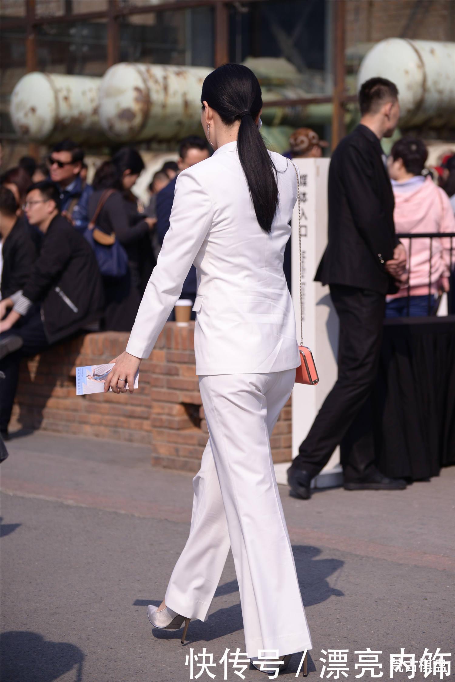 白色西服搭配西裤,一身正装,在高跟鞋衬托下,精致有型
