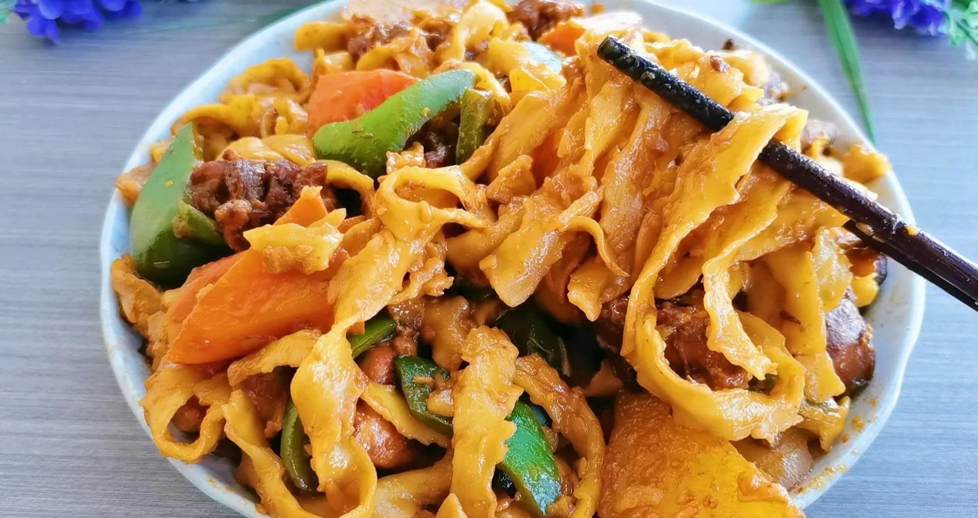 鸡腿炒刀削，家人都说香，做法简单，入味又劲道，有面有菜有主食