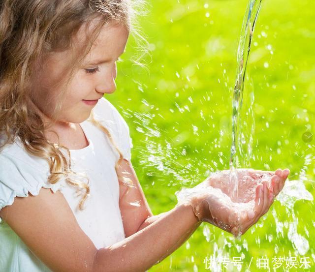 危险物品|最勤劳奶奶走红,独自带四胞胎还干农活,网友:这才叫“圈养”