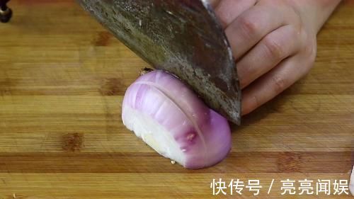 辣椒面|土豆不再炒着吃了,加1个洋葱,教你秘制一做,上桌就抢吃光