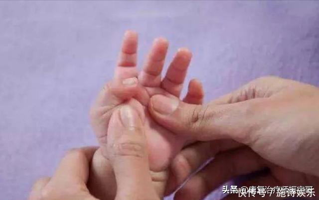 宝宝翻身早、大拇指内扣，小心肌张力过高