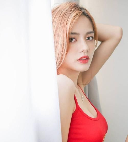 颜值 身材娇小的马来西亚女生,这几套居家穿搭,秀出了性感女人味