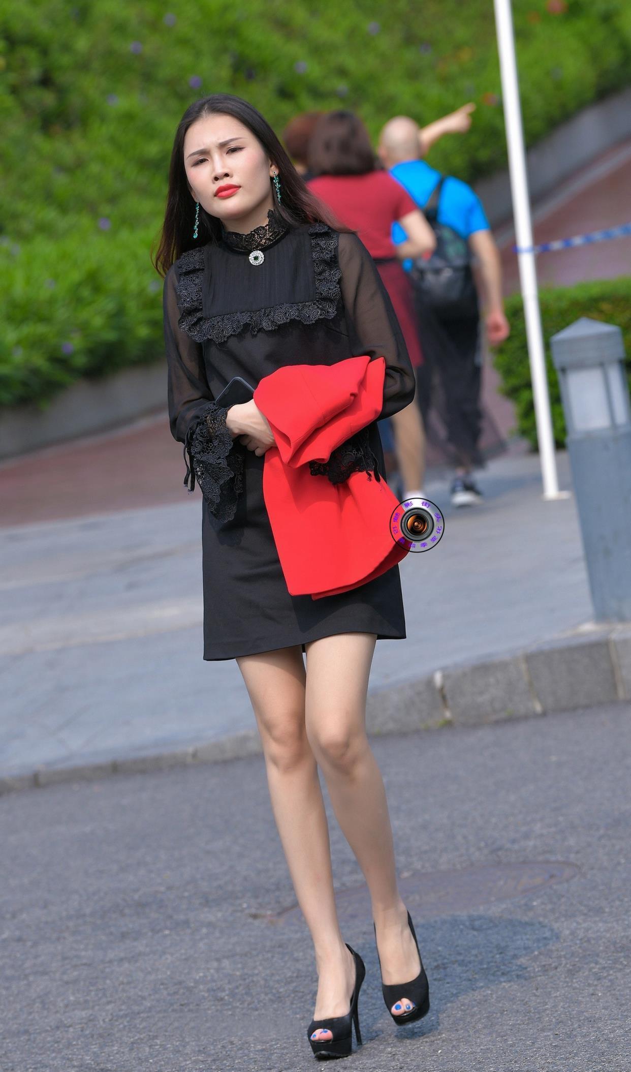 时髦|街拍:秋天流行小黑裙, 高级又时髦, 搭配鱼嘴高跟鞋, 更是锦上添花