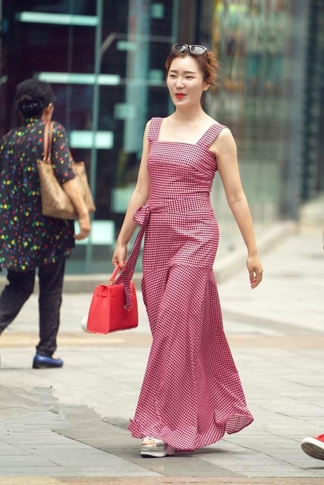 气质满满的连衣裙搭配，绽放青春的时尚魅力，休闲又不失潮流的感觉