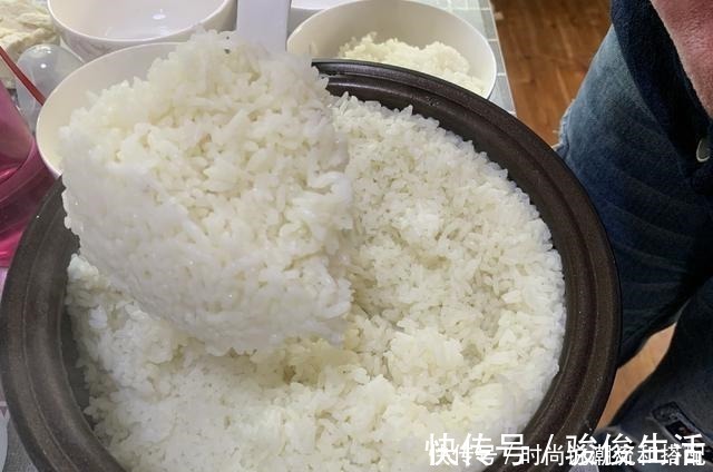 蒸米饭|蒸大米时，记住“2放3窍门”，米饭又香又软，粒粒分明